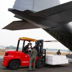 TNI  Kirim 4,6 Ton Dry Ice ke Banjarmasin dan Palembang Sukseskan OMC Akhiri Karhutla