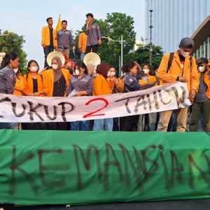 Peringatan Dua Tahun Prabowo-Gibran, Mahasiswa Bawa Keranda Bertulis ‘Kemanusiaan’