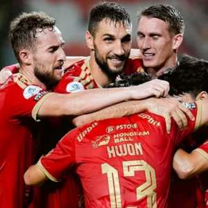 Lumat Arema, Persija Puncaki Klasemen