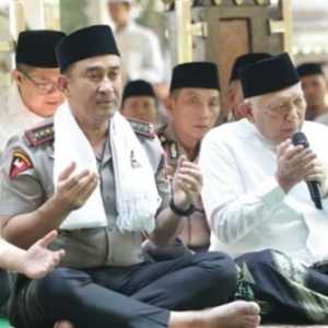 Kapolri Didampingi Ketum PBNU Ziarahi Makam Gus Dur