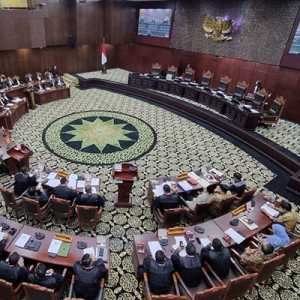 Menunggu Ketukan Palu MK
