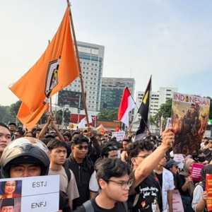 Demo Mahasiswa di Tugu Tani Mulai Blokade Separuh Bahu Jalan