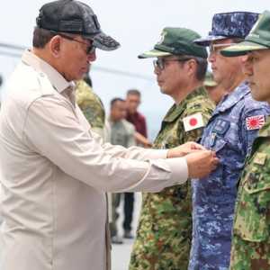 Sjafrie Sematkan Tanda Kehormatan ke Tentara Jepang yang Bantu Atasi Karhutla