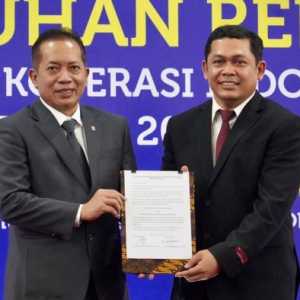 Menkop Kukuhkan Yudi Azis sebagai Rektor IKOPIN Periode 2026–2031