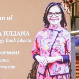 Direktur Keuangan dan Strategi Bank Jakarta Basaria Martha Raih Penghargaan