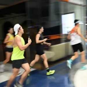 Dikepung Kabut Asap, Warga Singapura Pilih Jogging di dalam Mal