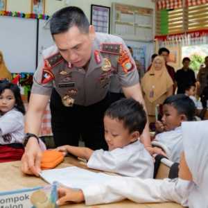 Kunjungi SDN Gunung 01, Kapolda Metro Ajak Siswa Hidup Tertib dan Disiplin