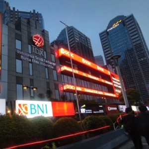 IHSG Parkir Zona Hijau, Rupiah Nyaris Tembus Rp18.100 per Dolar AS