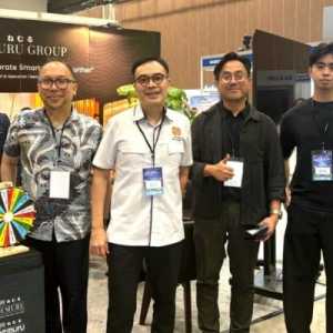 CEO Nemuru Hotels, Ren Tobing (berkemeja batik), bersama tim Nemuru Hotels menerima kunjungan Ketua DPD REI DKI Jakarta, Arvin F. Iskandar (berkemeja putih), di booth Nemuru Group dalam ajang Indonesia Outing & Incentive Travel Expo 2026.