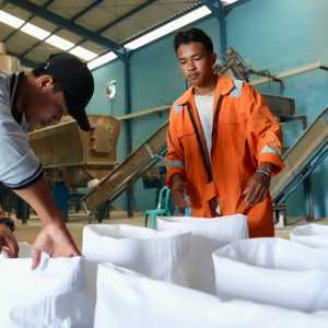 Koperasi di Bima Sukses Produksi Garam Merah Putih
