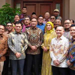 Komisi III DPR Sambangi Kediaman Kapolri Baru