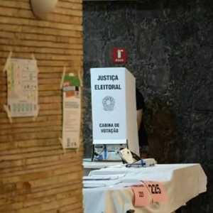 Pemilu Brasil Menuju Putaran Kedua, Putra Bolsonaro Unggul Tipis