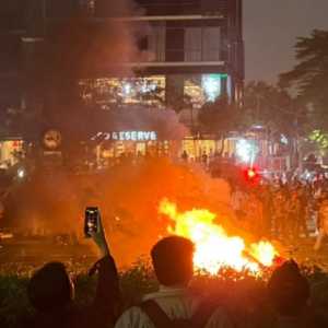 Massa Bakar Pembatas Jalan di Depan Bank UOB