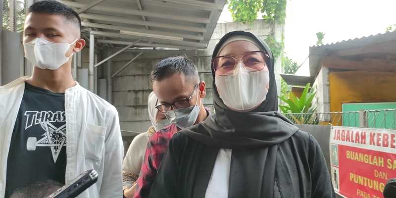 Iis Rosita Dewi bersama anak dan ibunda mengunjungi Edhy Prabowo di rutan KPK/RMOL