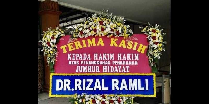 Karangan bunga yang dikirik DR. Rizal Ramli ke PN Jakarta Selatan/Ist