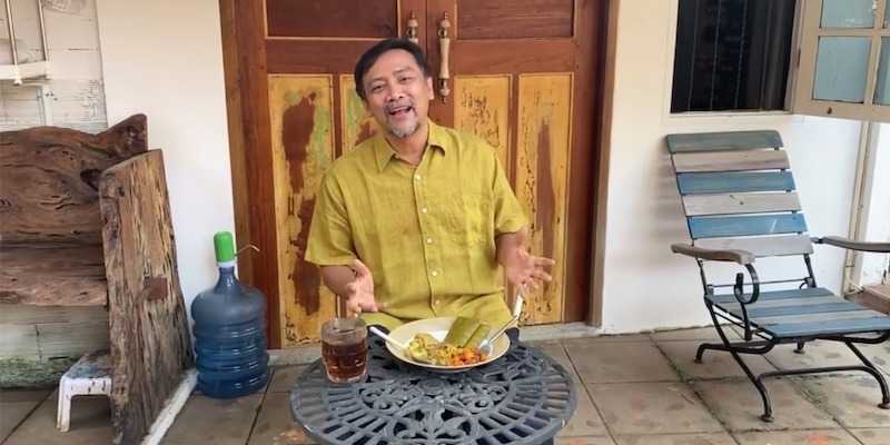 Mantan Menteri Pemuda dan Olah Raga (Menpora), Andi Mallarangeng, memamerkan opr ayam dan coto Makassar/Repro