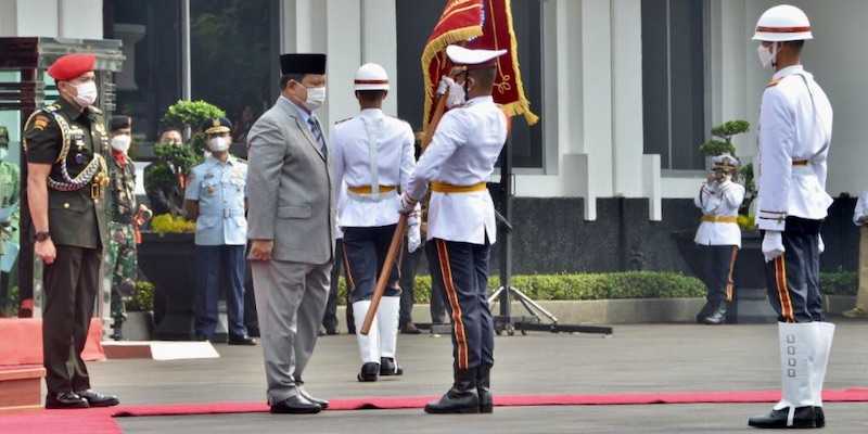 Menhan Prabowo Subianto menerima pataka Resimen Kadet Mahasiswa Unhan./Kemhan.go.id