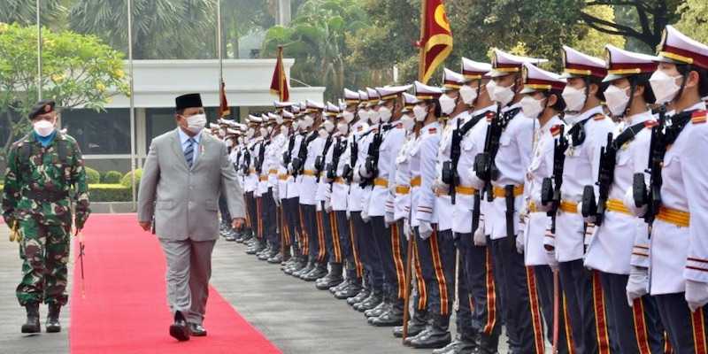 Menhan Prabowo Subianto memeriksa barisan Resimen Kadet Mahasiswa Unhan.Kemhan.go.id
