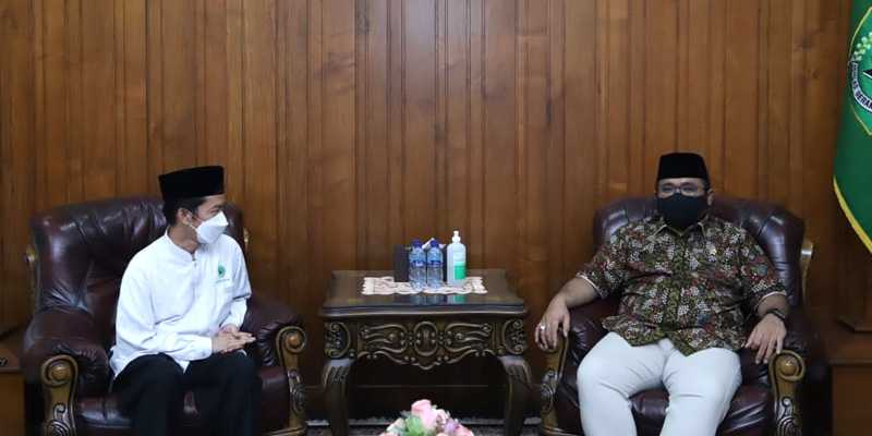  Ketua Umum PP IPHI, Ismed Hasan Putro, berbincang dengan Menteri Agama Yaqut Cholil Qoumas/Ist