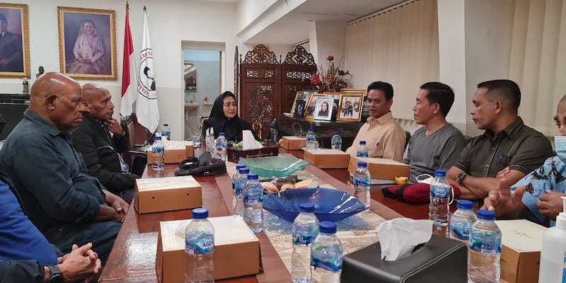 Rachmawati Soekarnoputri menerima kunjungan Ketua Umum Persipura Benhur Tomi Mano dan pengurus Persipura lainnya di ruang kerja di UBK, Minggu malam (13/6)./RMOL