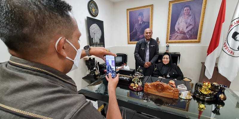 Rachmawati Soekarnoputri menerima kunjungan Ketua Umum Persipura Benhur Tomi Mano dan pengurus Persipura lainnya di ruang kerja di UBK, Minggu malam (13/6)./RMOL