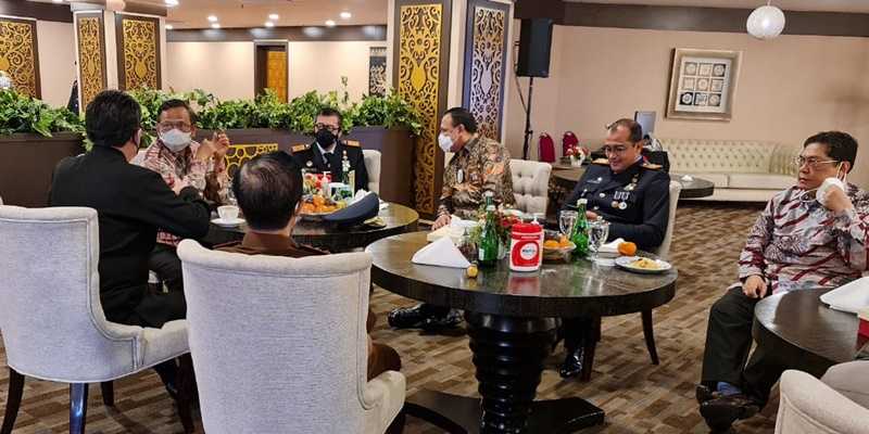 Ketua Komisi Pemberantasan Korupsi (KPK) Firli Bahuri bersama sejumlah pejabat berbincang dalam acara Zone Integritas Kemenkumham pada 26 Januari 2021/Ist