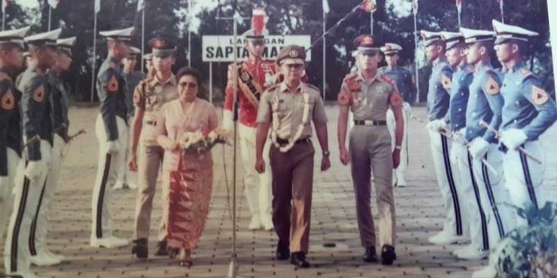 Komandan Resimen Taruna Akpol, Serma Taruna Firli Bahuri, menyambut Gubernur Akpol Mayjen Pol Drs. Sunyoto dan Ibu Ny. Sunyoto, dalam sebuah kegiatan di tahun 1990/Ist