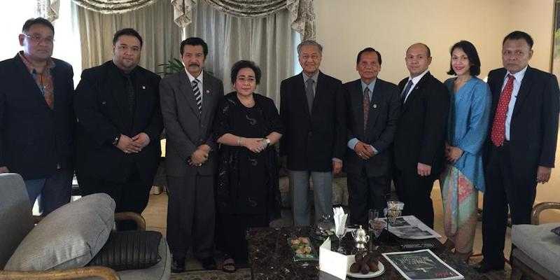 Almh. Rachmawati Soekarnoputri ketika menyambut DR. Mahathir Mohamad di Jakarta, Juli 2016./RMOL