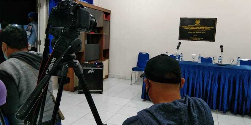 Wartawan menunggu jumpa pers di Lanud Johanes Abraham Dimara, Merauke/Net