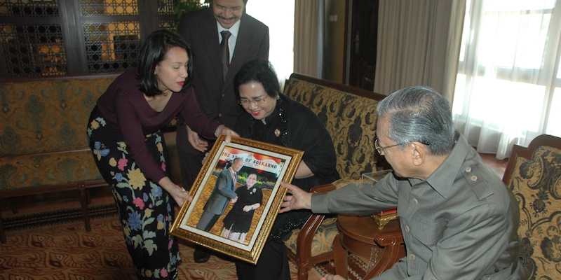Almh. Rachmawati Soekarnoputri menyerahkan foto dirinya bersama DR. Mahathir Mohamad dalam pertemuan di Putrajaya, Desember 2015./RMOL