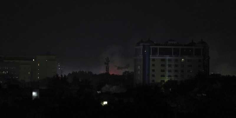 Asap membumbungd dari Kedubes AS di Kabul, sementara helikopter terus mengevakuasi diplomat dan staf Kedubes AS ke Bandara Internasional Hamid Karzai/Net  