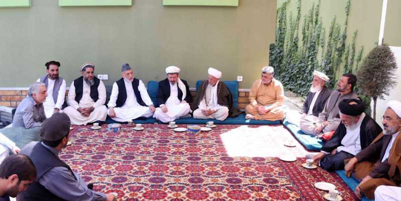 Mantan presiden Afghanistan Hamid Karzai dan Ketua Dewan Rekonsiliasi Nasional Tertinggi Dr. Abdullah Abdullah bertemu dengan anggota Dewan Ulama Syariah Afghanistan/Repro
