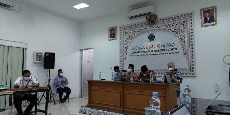Ketua BPH Dewan Syariah Nasional (DSN) MUI, Dr. KH Hasanudin MAg bersama jajaran saat hadiri penandatanganan 