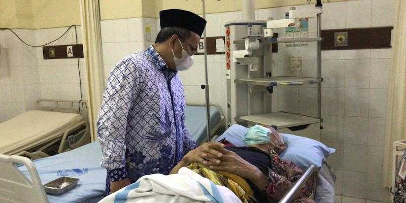 Foto seseorang sedang berbaring di bed rumah sakit yang menyertai kabar kecelakaan Ketum MUI Miftachul Akhyar mengalami kecelakaan/Net