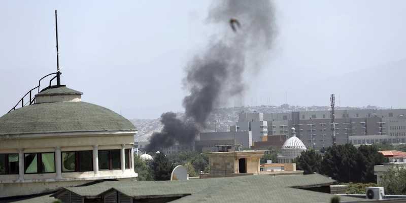 Asap dari gedung Kedubes AS di Kabul terlihat sejak MInggu siang (15/8)./Net