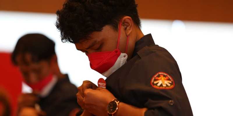 Petugas Ahli Teknologi Laboratorium Medis (ATLM) RSDC Wisma Atlet terlihat sedang mengenakan pin sebagai tanda penghargaan kepada pejuang kemanusiaan penanganan Covid-19 di Graha BNPB, Aula Sutopo Purwo Nugroho/Ist