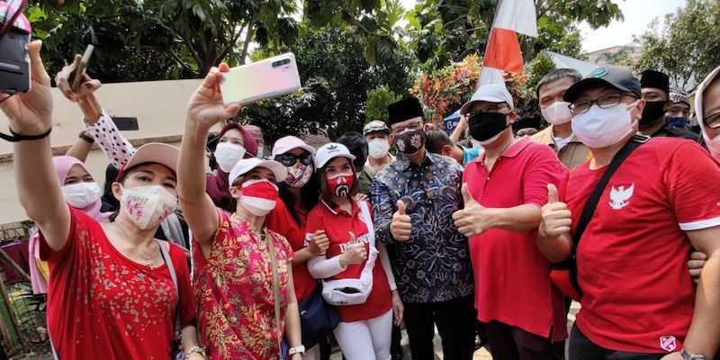 Gubernur DKI Jakarta Anies Baswedan berfoto bersama segelintir warga yang menolak pembangunan Masjid At Tabayyun. Anies Baswedan mengajak semua pihak menghormati proses hukum./RMOL