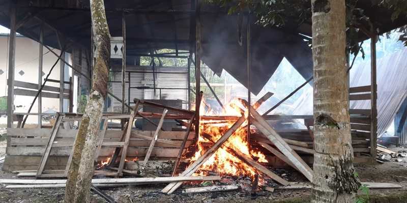 Kobaran api di Masjid Jemaah Ahmadiyah Sintang/Net