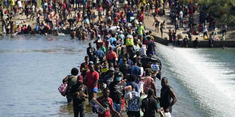  Migran Haiti dari Meksiko menyeberang sungai di Del Rio Texas menuju tanah AS pada Jumat 17 September 2021/Net