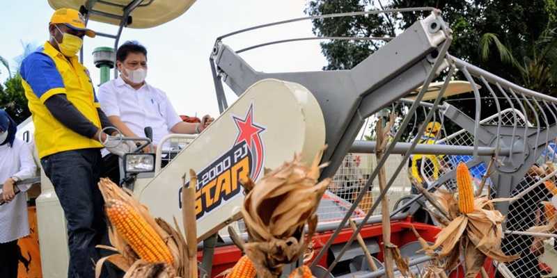 Menteri Koordinator Bidang Perekonomian, Airlangga Hartarto menaiki salah satu mesin pemnen jagung di Gorontalo/Ist