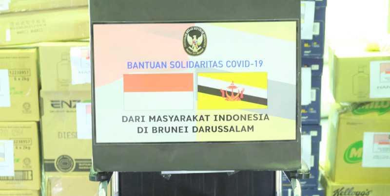 Dutabesar RI untuk Brunei Darussalam Dr. Sujatmiko mewakili komunitas Indonesia di negara tersebut menyerahkan bantuan solidaritas Covid-19 tahap kedua kepada Brunei Darussalam/KBRI Brunei Darussalam