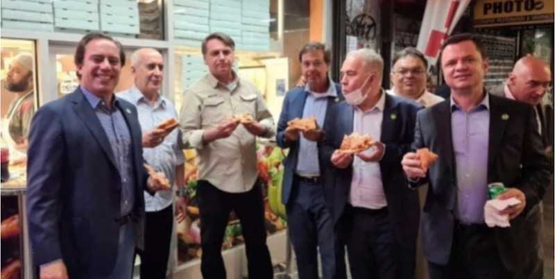Foto yang sempat membuat. heboh media sosial, menunjukkan Presiden Brasil makan sepotong pizza di jalan New York yang dikelilingi oleh beberapa menteri. Dalam foto itu hanya Menteri Kesehatan Brasil yang pakai masker, meski diturunkan ke dagu/Net