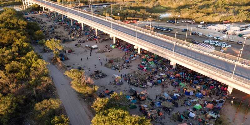 Pengungsi Haiti di bawah Jembatan Del Rio saat sebelum dideportasi/Net