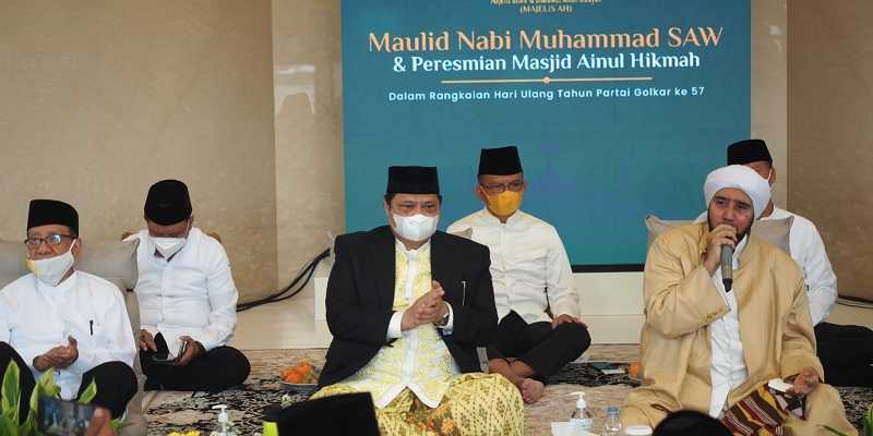 Ketum Partai Airlangga Hartarto didampingi tokoh senior Golkar Akbar Tandjung bersholawat bersama Habib Syech bin Abdul Qodir Assegaf/RMOL
