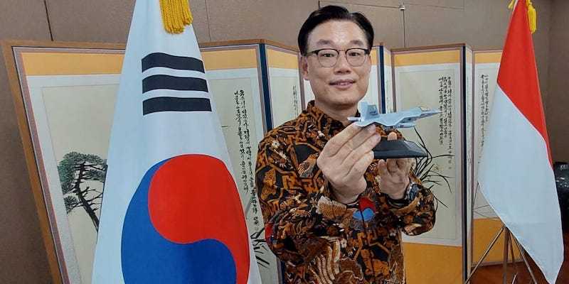 Dubes Korea untuk Indonesia, Park Tae-sung, memegang miniatur pesawat jet tempur KFX/IFX/RMOL