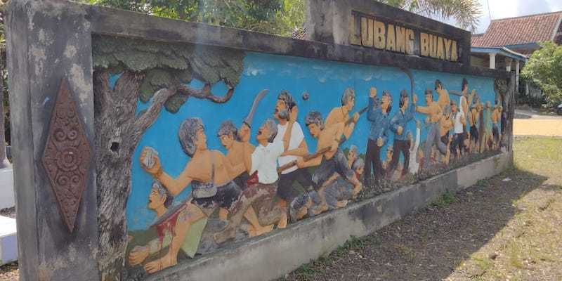 Tembok pembatas Monumen Lubang Buaya yang terdapat relief peristiwa pertumpahan darah 62 Pemuda Ansor Muncar oleh PKI di Banyuwangi/RMOL Jatim