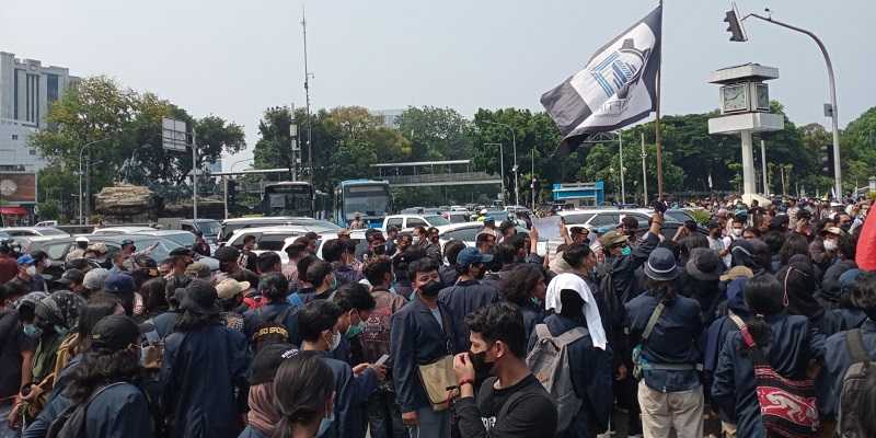 Kerumunan mahasiswa yang mengikuti aksi unjuk rasa di depan Patung Kuda, Jakarta/RMOL