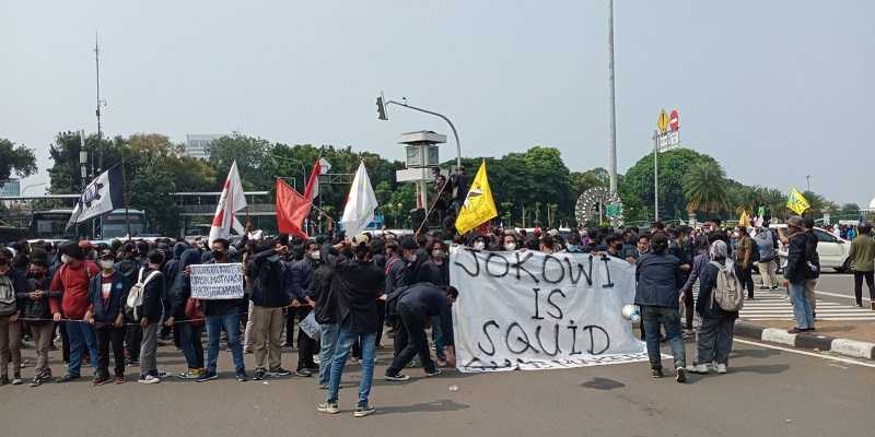 Mahasiswa yang mengikuti aksi unjuk rasa di depan Patung Kuda, Jakarta, membentangkan spanduk/RMOL