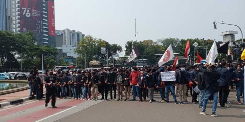 Mahasiswa demonstran melakukan aksi blokade di jalan Merdeka Selatan/RMOL