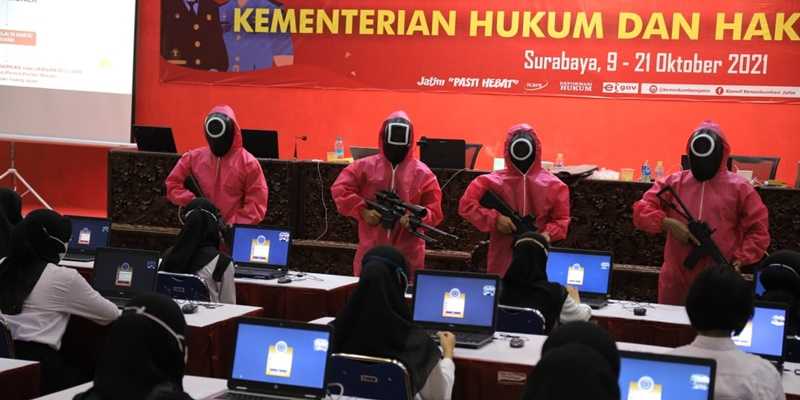 Pegawai Kakanwil Kemenkumham Jawa Timur beratribut pink soldier Squid Game mengawasi tes CPNS/Net